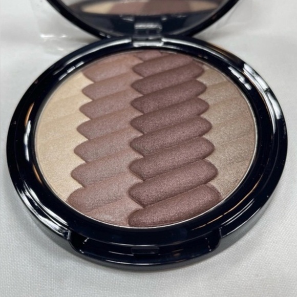 Belle by Kim Gravel Other - Belle Beauty Chevron Eye Shadow Compact in the shade Shades of Plum